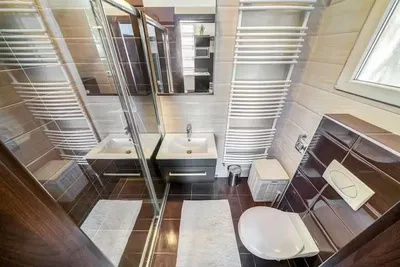 Badkamer; tegelvloer, gerenoveerd, natuurlijk licht, moderne stijl