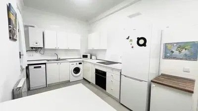 Cuisine; électroménager, chauffe-eau, carrelage, rénové, lumière naturelle