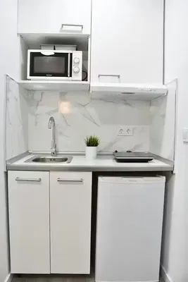 Cuisine; électroménager, carrelage, rénové, lumière naturelle, style moderne