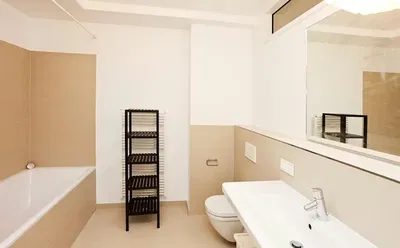 Badkamer; tegelvloer, gerenoveerd, natuurlijk licht, moderne stijl