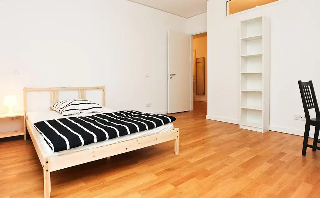 Slaapkamer; houten vloer, natuurlijk licht