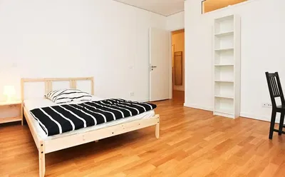 Slaapkamer; houten vloer, natuurlijk licht