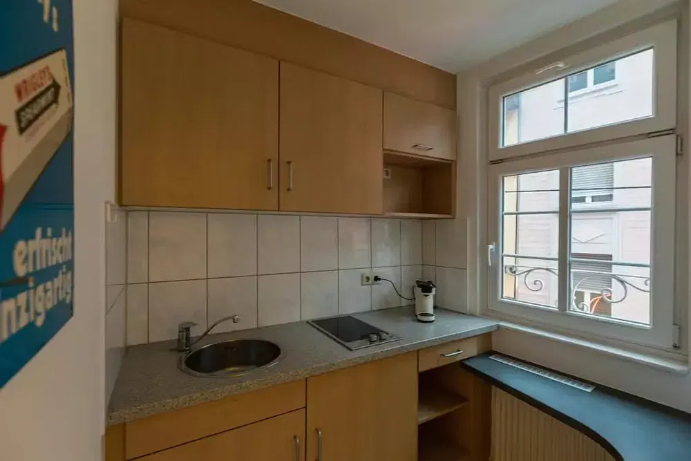 Кухня; гледка, плочки, естествена светлина