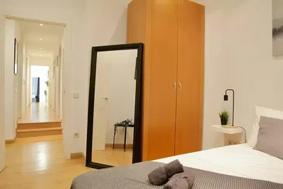 Dormitorio; luz natural, suelo de madera