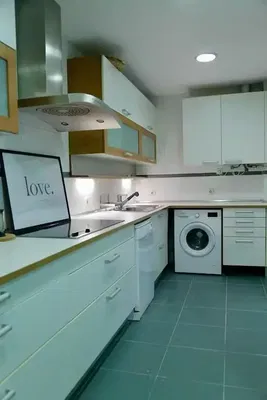 Cuisine; électroménager, carrelage, lumière naturelle, style moderne