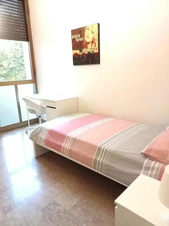 Schlafzimmer; tageslicht, fliesenboden