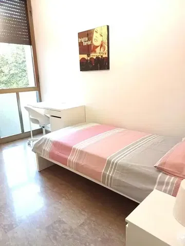 Camera da letto; luce naturale, pavimento in piastrelle