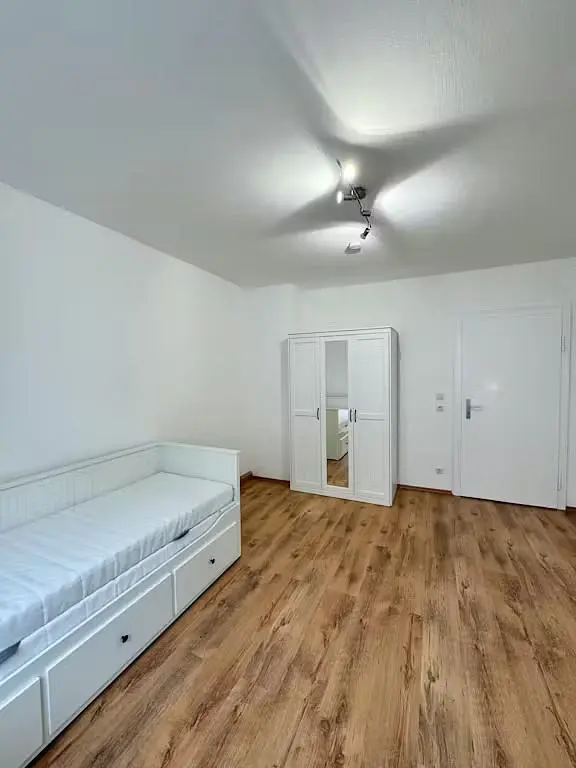 Slaapkamer; houten vloer, natuurlijk licht