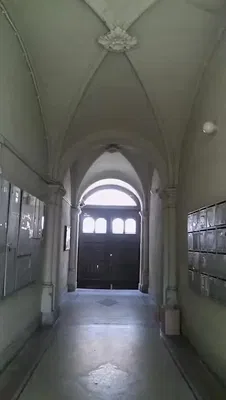 Cloakroom; high ceiling, wood beams