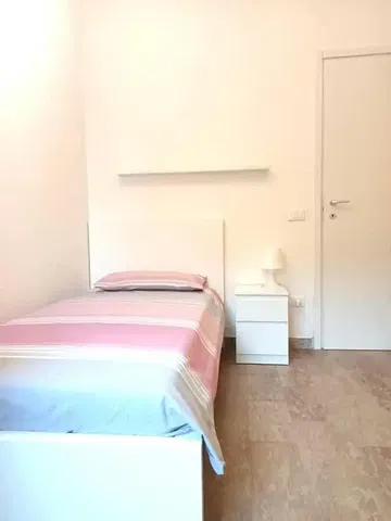 Ložnice; přirozené světlo, dlažba