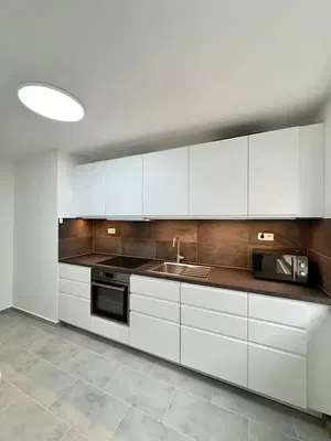 Keuken; keukenapparatuur, tegelvloer, natuurlijk licht