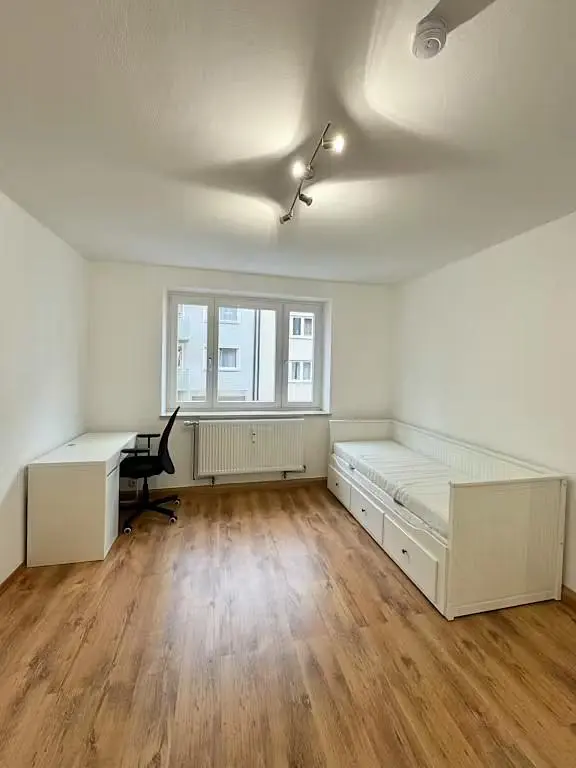 Slaapkamer; houten vloer, natuurlijk licht