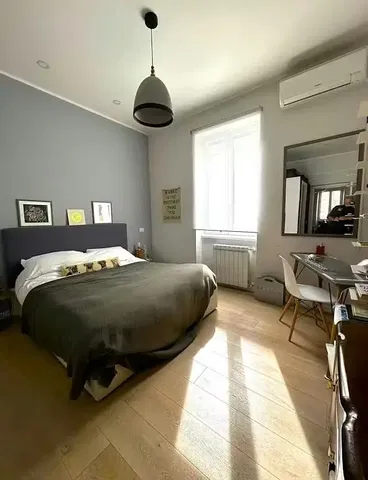 Slaapkamer; houten vloer, natuurlijk licht