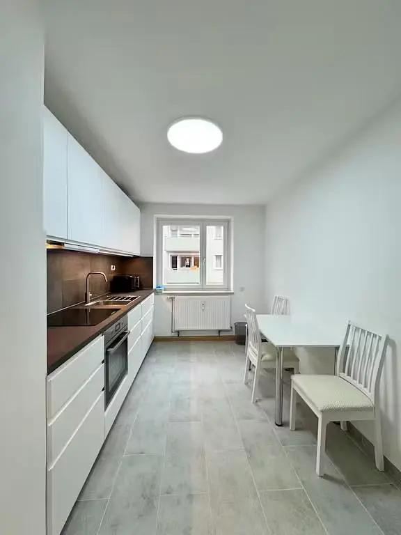 Keuken; tegelvloer, natuurlijk licht, moderne stijl