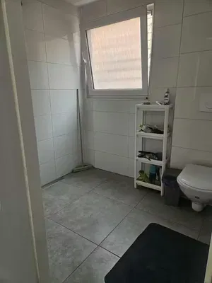 Tuvalet; fayans zemin, doğal ışık