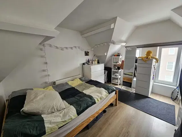 Υπνοδωμάτιο; φυσικό φως, ξύλινο πάτωμα