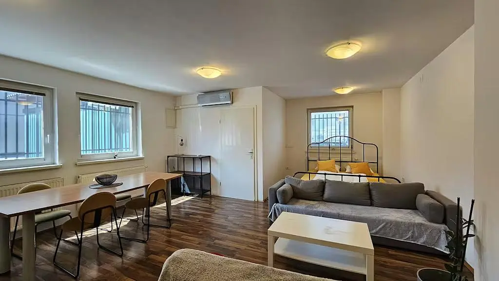 Wohnzimmer; holzboden, tageslicht