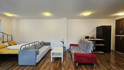 Wohnzimmer; holzboden, tageslicht