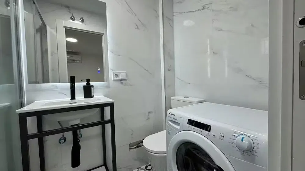 Salle de bain; rénové, lumière naturelle, carrelage