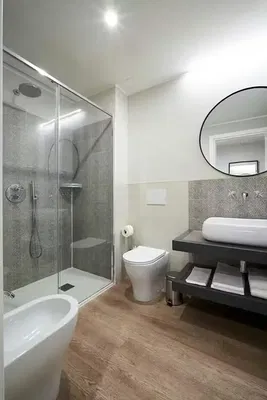 Badezimmer; fliesenboden, tageslicht, moderner stil