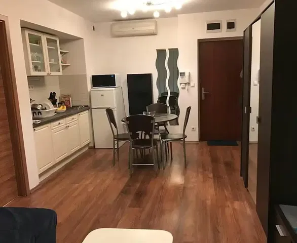 Cucina; pavimento in legno, luce naturale