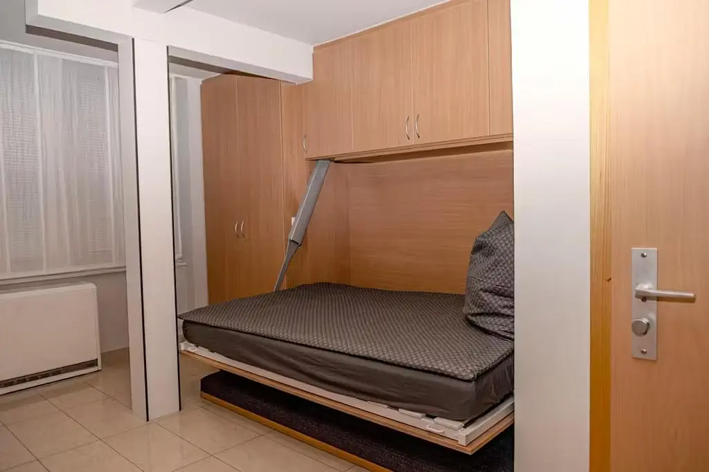 Dormitorio; suelo de madera, suelo de baldosas, luz natural