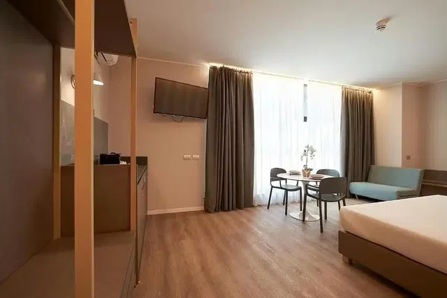 Spavaća soba; prirodna svjetlost, drveni pod, moderan stil