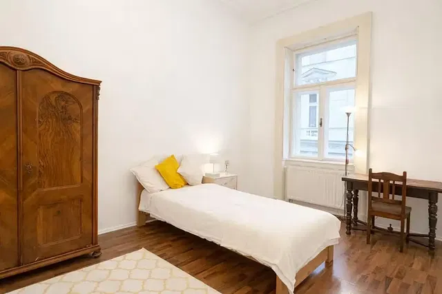 Spavaća soba; drveni pod, prirodna svjetlost