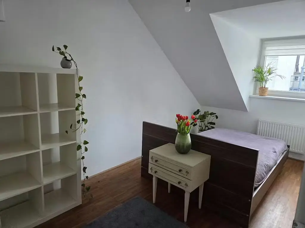 Schlafzimmer; holzboden, tageslicht