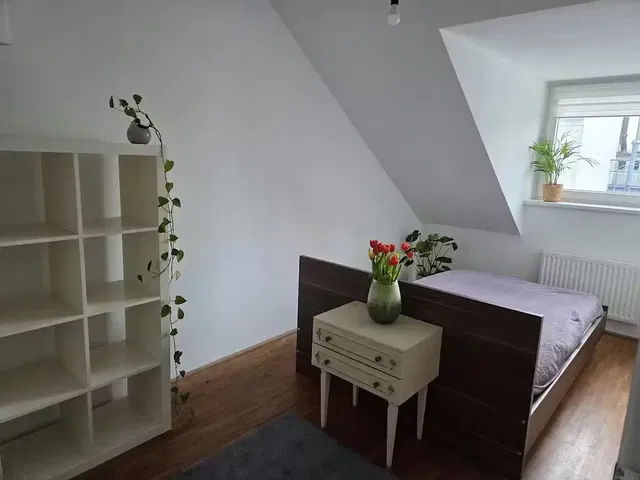 Schlafzimmer; holzboden, tageslicht