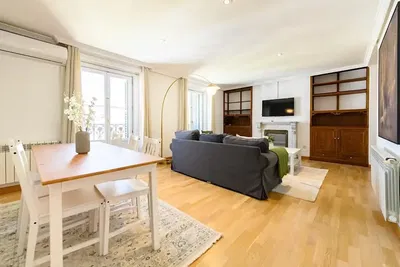 Salon; lumière naturelle, parquet, style moderne