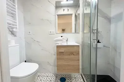 Badezimmer; fliesenboden, renoviert, tageslicht, moderner stil