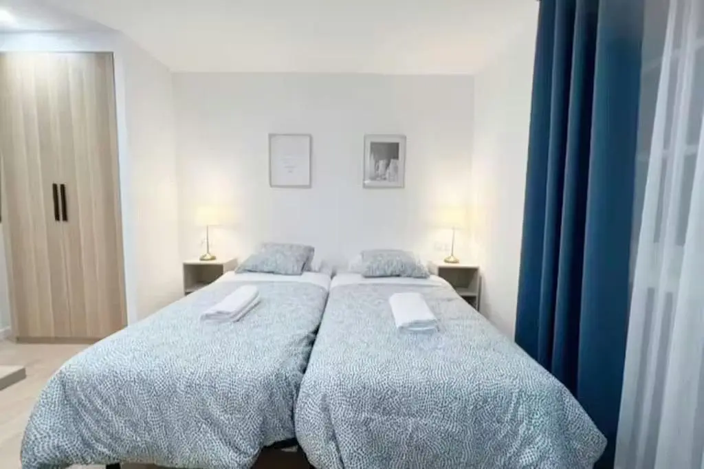 Schlafzimmer; tageslicht, moderner stil