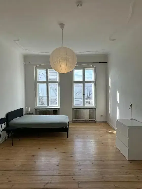 Camera da letto; pavimento in legno, luce naturale