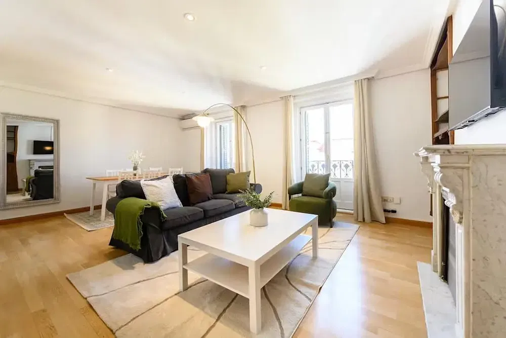 Woonkamer; natuurlijk licht, houten vloer, open haard