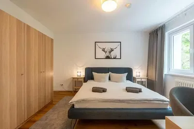 Camera da letto; luce naturale, pavimento in legno