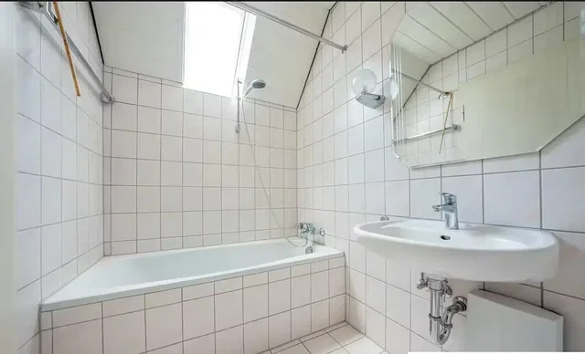 Łazienka; podłoga z płytek, światło dzienne, wyremontowany