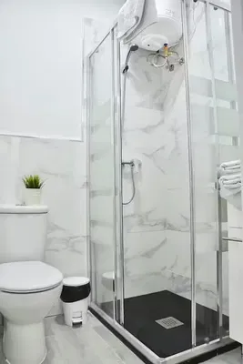 Salle de bain; chauffe-eau, lumière naturelle, rénové