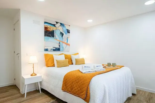 Υπνοδωμάτιο; ξύλινο πάτωμα, φυσικό φως, μοντέρνο στυλ