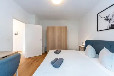 Camera da letto; pavimento in legno, luce naturale, stile moderno