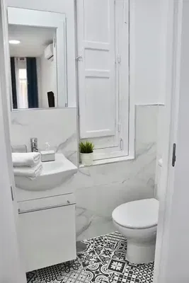 Toilettes; carrelage, lumière naturelle