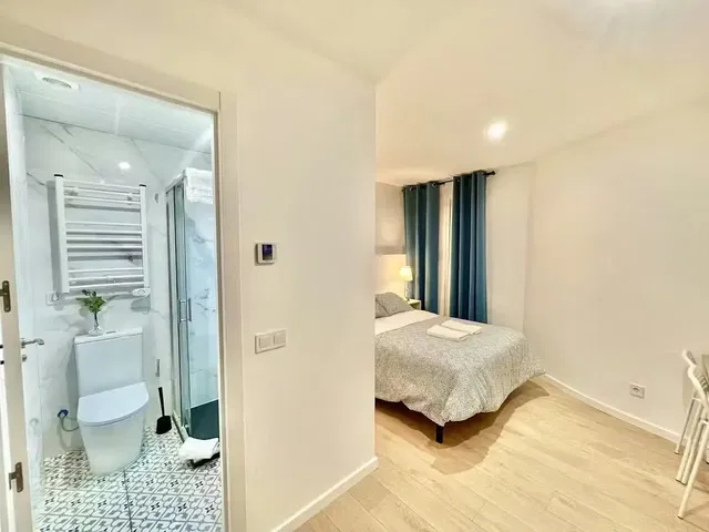 Slaapkamer; natuurlijk licht, houten vloer, gerenoveerd