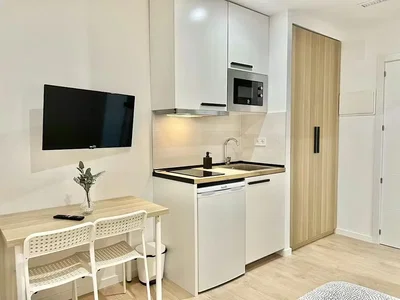 Cuisine; électroménager, style moderne, rénové, lumière naturelle, carrelage