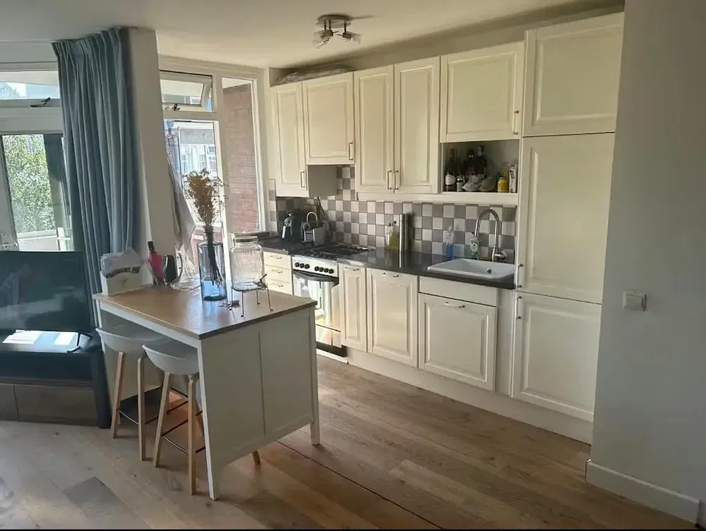 Cuisine; électroménager, lumière naturelle, style moderne, parquet