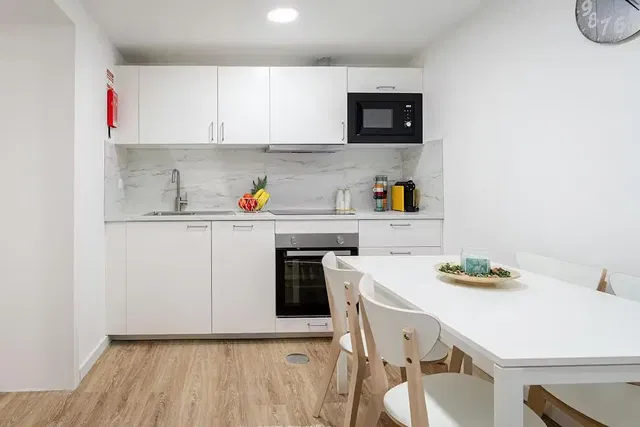 Κουζίνα; συσκευές κουζίνας, μοντέρνο στυλ, φυσικό φως