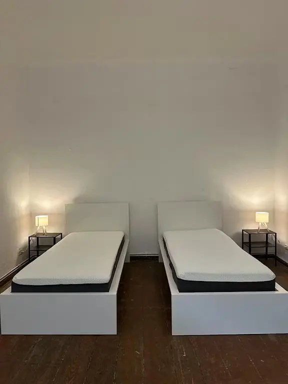 Slaapkamer; houten vloer, natuurlijk licht