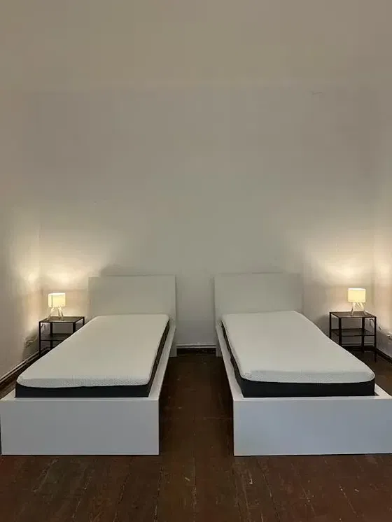 Slaapkamer; houten vloer, natuurlijk licht