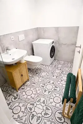 Toilette; fliesenboden, tageslicht