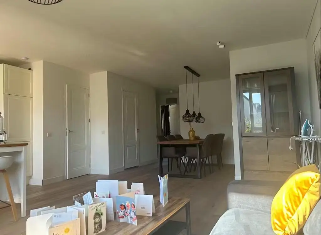 Oturma odası; doğal ışık, modern stil