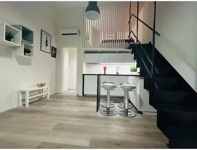 Кухиња; дрвени под, модерни стил, природно светло